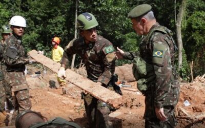 Comandante do Exército acompanha operação no litoral de SP