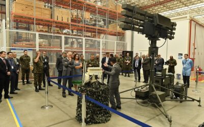 Ministro da Defesa visita fábrica de radares da Embraer