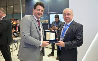 Diretor-Presidente da EMGEPRON recebe homenagem da Safran durante a LAAD 2023