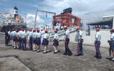 Navio Hidroceanográfico “Cruzeiro do Sul” recebe visita de escolas cearenses