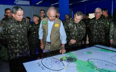 Ministro da Defesa acompanha desenvolvimento de viaturas Astros 2020