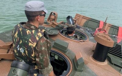 Exercício capacita operadores da viatura guarani em navegação anfíbia