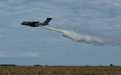 1º GTT realiza treinamento de Combate a Incêndio em Voo com o KC-390