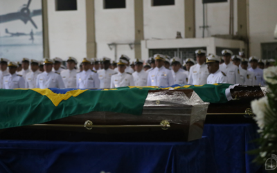 Fuzileiros Navais mortos em treinamento recebem homenagem da Marinha