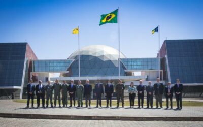 Ministros da Defesa e das Comunicações visitam Centro de Operações Espaciais da FAB