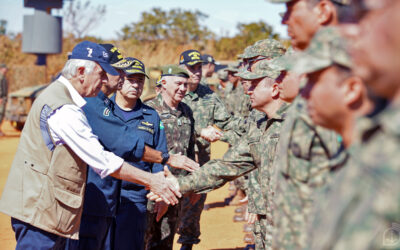 Ministro da Defesa e Comandante da Marinha visitam militares feridos em acidente de helicóptero