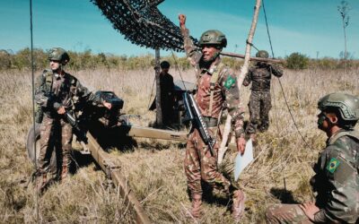 Artilharia paraquedista adestra seus subsistemas no pantanal