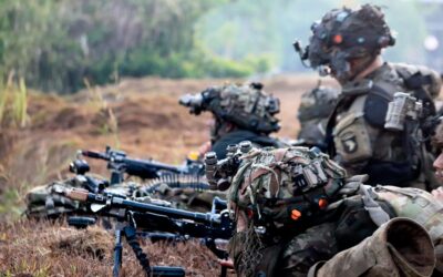 Tropas brasileiras e americanas trabalham juntas para conquistar objetivos em guerra simulada