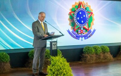 Ao lado do Presidente Lula, Ministro José Mucio saúda oficiais-generais promovidos