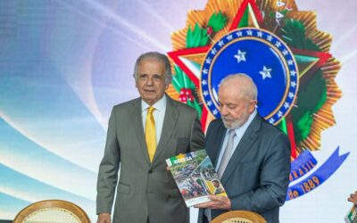 Revista A Defesa: Ministro José Mucio entrega ao Presidente Lula publicação com as principais ações da Defesa em 2023