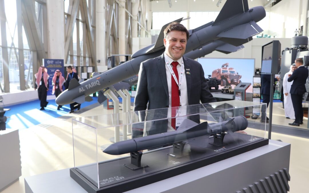 O Diretor Comercial da SIATT, Paulo Salvador, mostra maquete em miniatura do míssil Mansup-ER , em exposição do estande da Edge no World Defense Show.