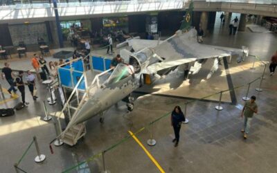 Caça F-39 Gripen da Força Aérea está exposto no Aeroporto de Brasília