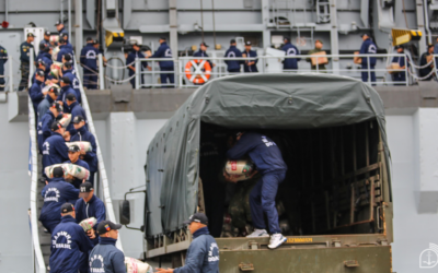 Maior navio da Marinha chega ao RS com toneladas de doações